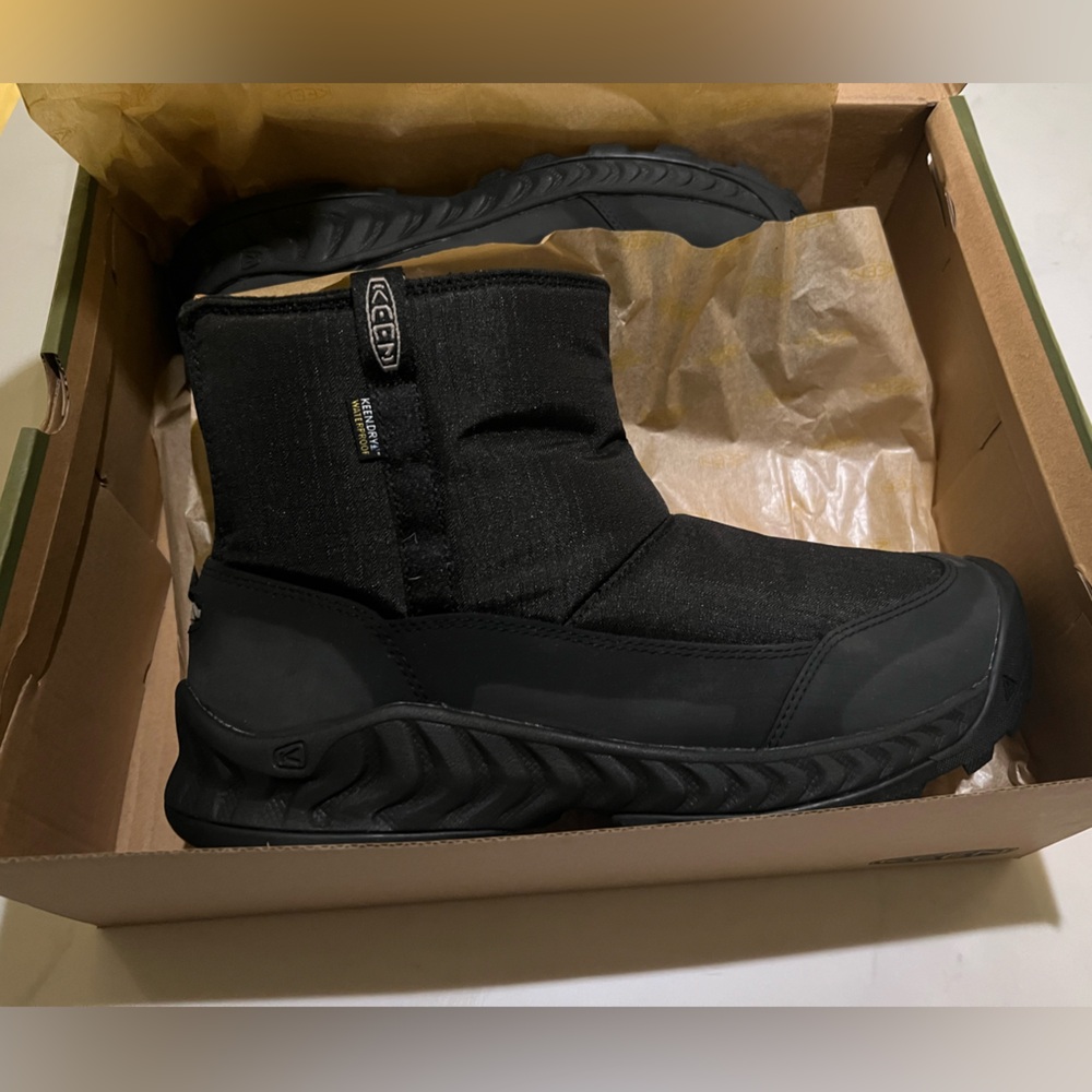 Keen NXIS pull on Black Winter Boots